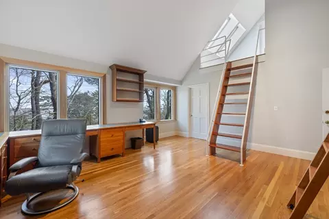 Living - 105 Beacon St, Marblehead, MA 01945 photo 6 of 6