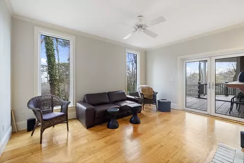 Living - 105 Beacon St, Marblehead, MA 01945 photo 4 of 6