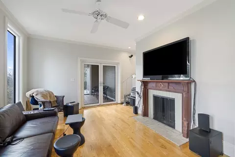 Living - 105 Beacon St, Marblehead, MA 01945 photo 5 of 6