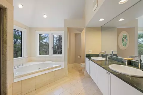 Bath - 105 Beacon St, Marblehead, MA 01945 photo 1 of 1