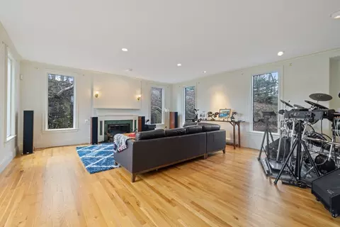 Living - 105 Beacon St, Marblehead, MA 01945 photo 1 of 6
