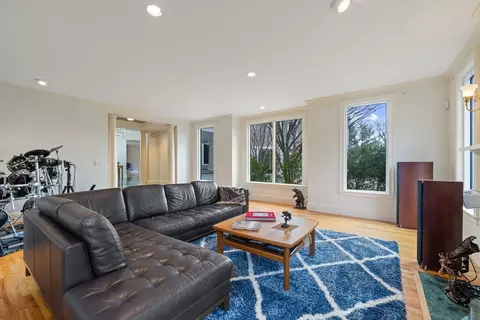 Living - 105 Beacon St, Marblehead, MA 01945 photo 3 of 6