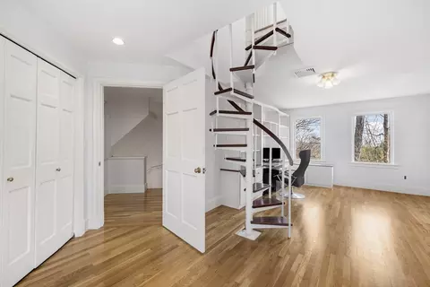 Entry Way - 105 Beacon St, Marblehead, MA 01945 photo 4 of 4