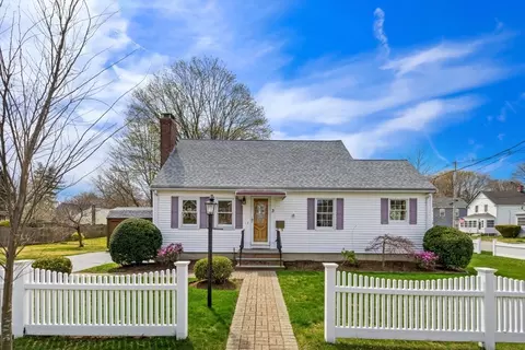 3 Beech St, Reading, MA 01867