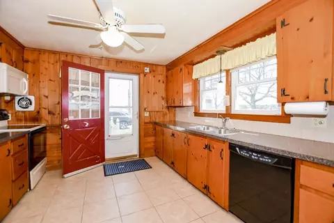 Kitchen - 1 Glen Ave, Wareham, MA 02571 photo 3 of 3