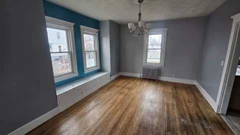 Living - 15 Glenham St, Springfield, MA 01104 photo 6 of 8
