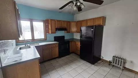 Kitchen - 15 Glenham St, Springfield, MA 01104 photo 2 of 2