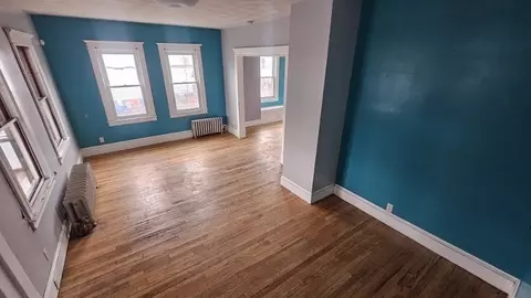 Living - 15 Glenham St, Springfield, MA 01104 photo 2 of 8