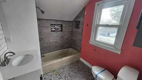 Bath - 15 Glenham St, Springfield, MA 01104 photo 2 of 2