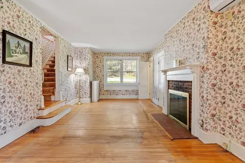 Living - 72 Morningside Rd, Worcester, MA 01602 photo 1 of 2