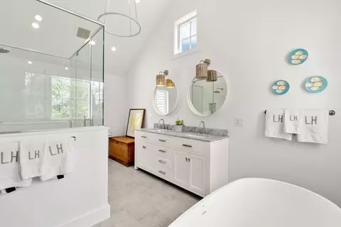 Bath - 28 Rose Ave, Marblehead, MA 01945 photo 2 of 5