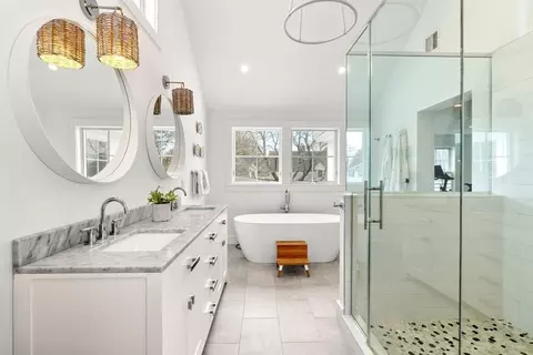 Bath - 28 Rose Ave, Marblehead, MA 01945 photo 3 of 5