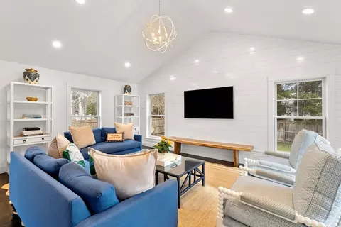 Living - 28 Rose Ave, Marblehead, MA 01945 photo 3 of 6