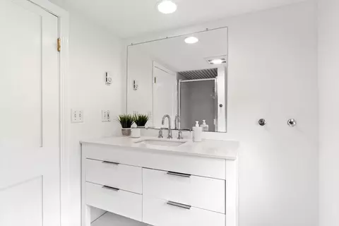 Bath - 28 Rose Ave, Marblehead, MA 01945 photo 5 of 5