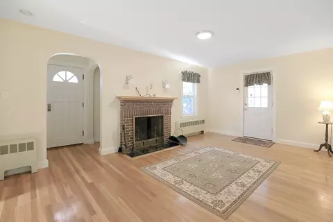 592 Common St, Walpole, MA 02081 photo 4