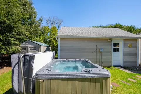 Exterior - 7 Beechwood Ave, Easthampton, MA 01027 photo 6 of 8