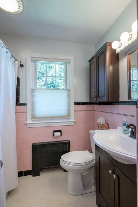 Bath - 7 Beechwood Ave, Easthampton, MA 01027 photo 1 of 2