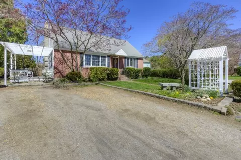 9 Acorn St, Shrewsbury, MA 01545