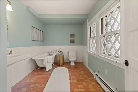 Bath - 12 Toxteth St, Brookline, MA 02445 photo 2 of 4
