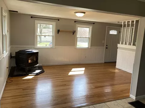51 Phelps St, Easthampton, MA 01027 photo 3