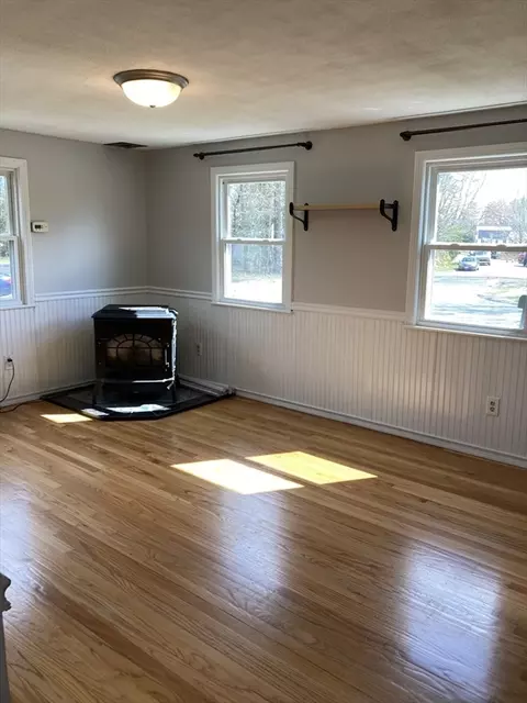 51 Phelps St, Easthampton, MA 01027 photo 4