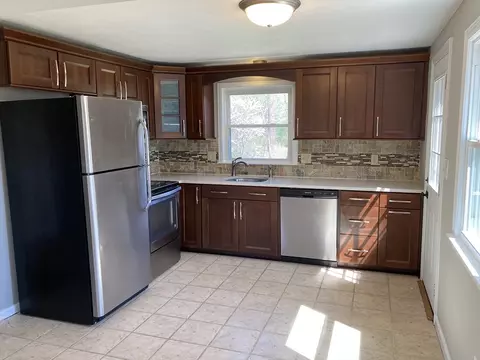 51 Phelps St, Easthampton, MA 01027 photo 2