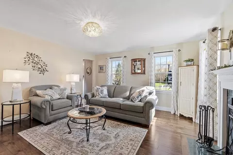 Living - 31 Benoni Dr, Sutton, MA 01590 photo 2 of 4