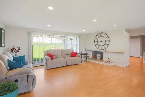 Living - 53 Barry Rd, Worcester, MA 01609 photo 2 of 6