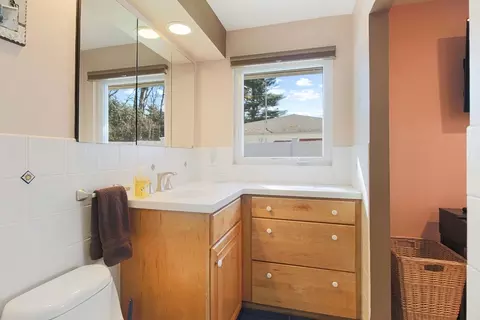 Bath - 53 Barry Rd, Worcester, MA 01609 photo 3 of 5