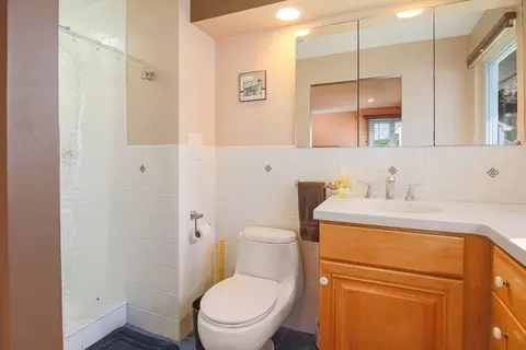 Bath - 53 Barry Rd, Worcester, MA 01609 photo 2 of 5