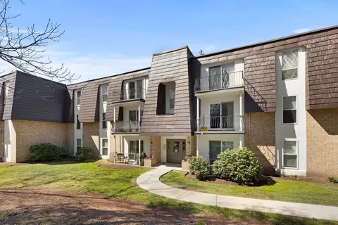 16 Shadowbrook Ln #34, Milford, MA 01757