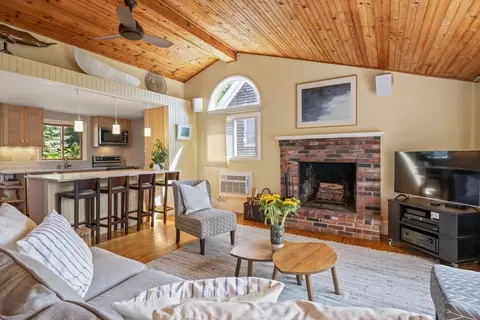 30 Mechanic St, Provincetown, MA 02657