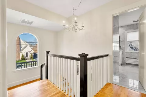 Entry Way - 10 Pickwick Rd, Marblehead, MA 01945 photo 1 of 2