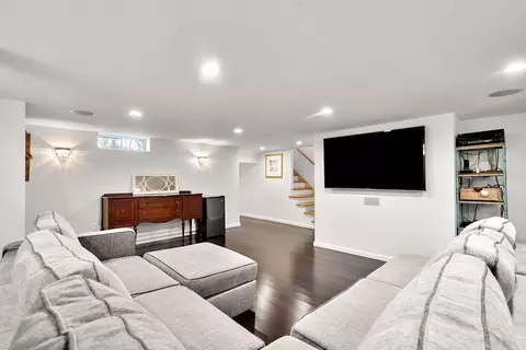Living - 10 Pickwick Rd, Marblehead, MA 01945 photo 5 of 6