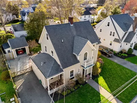 Exterior - 10 Pickwick Rd, Marblehead, MA 01945 photo 8 of 10