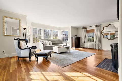 Living - 10 Pickwick Rd, Marblehead, MA 01945 photo 2 of 6
