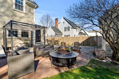 Exterior - 10 Pickwick Rd, Marblehead, MA 01945 photo 4 of 10