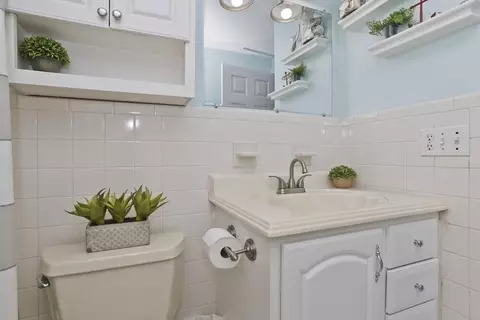 Bath - 111 Berard Cir, Springfield, MA 01128 photo 3 of 4