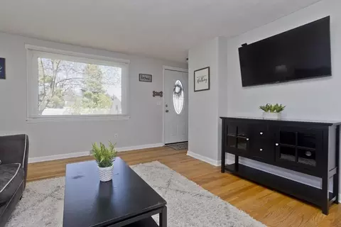 Living - 111 Berard Cir, Springfield, MA 01128 photo 4 of 5