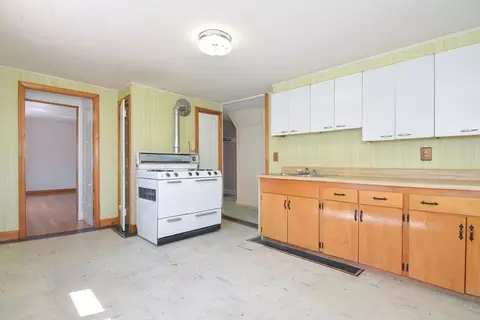 Kitchen - 6 Common St, Brookfield, MA 01506 photo 3 of 4