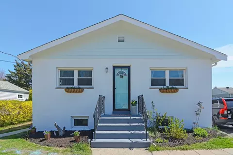 62 Elm St, Plymouth, MA 02360