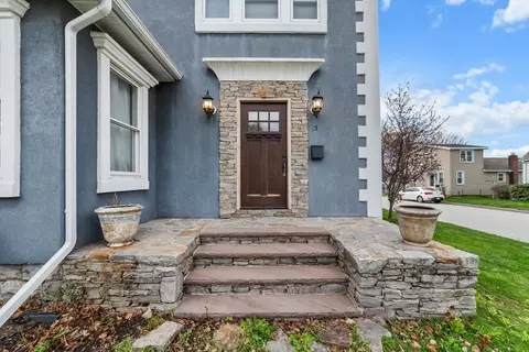 Entry Way - 15 Ancona Rd, Worcester, MA 01604 photo 4 of 4