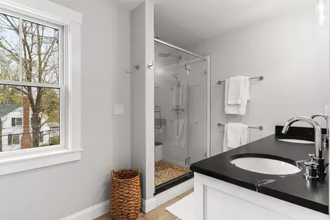 Bath - 7 Bradlee Rd, Marblehead, MA 01945 photo 2 of 5