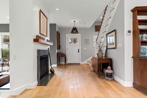 Living - 7 Bradlee Rd, Marblehead, MA 01945 photo 3 of 5
