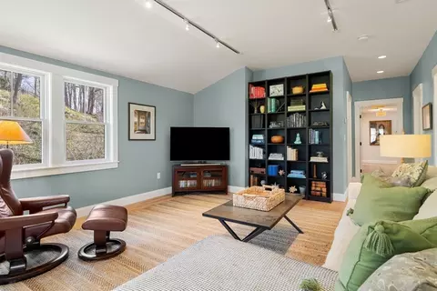 Living - 7 Bradlee Rd, Marblehead, MA 01945 photo 4 of 5