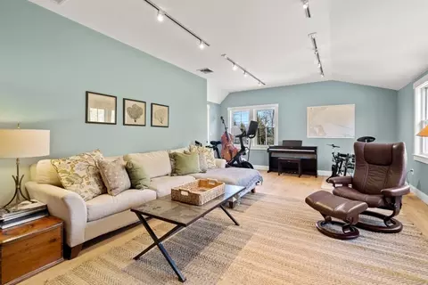 Living - 7 Bradlee Rd, Marblehead, MA 01945 photo 5 of 5
