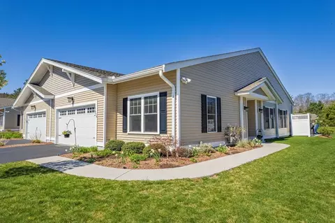 124 Rogerson Xing #124, Uxbridge, MA 01569