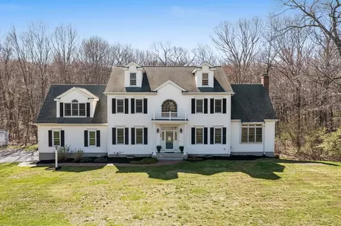 25 Fairway Ln, Medway, MA 02053