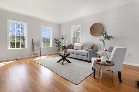 Living - 123 Lilah Ln, Reading, MA 01867 photo 2 of 4