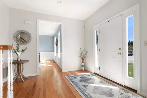 Entry Way - 123 Lilah Ln, Reading, MA 01867 photo 3 of 4